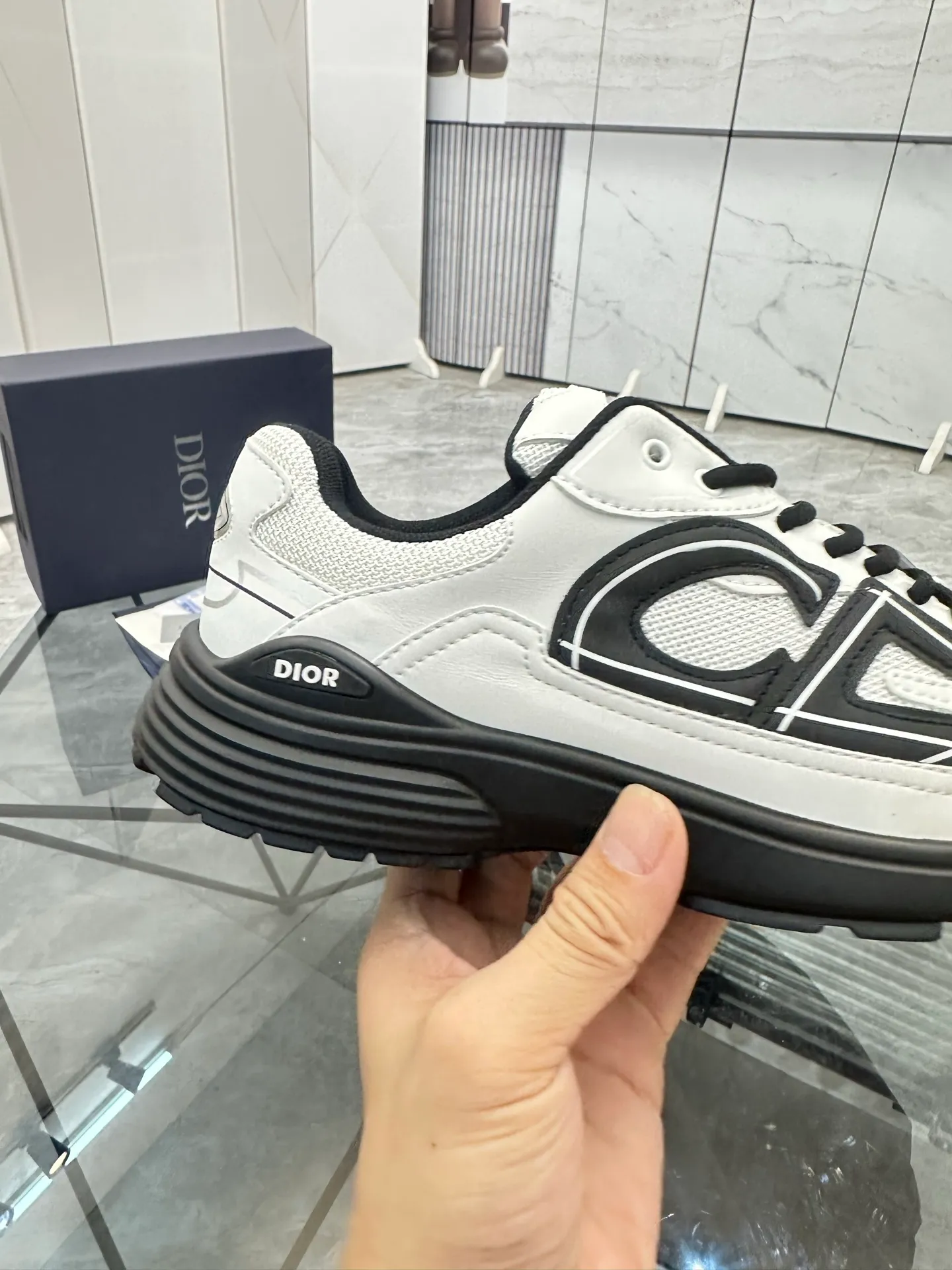 Men's shoes: 💰P400¥ Available in Guangzhou Product trademark: Dior* "Dior*" low-top casual shoes Regular size: 35-46 (can be customized to 47) Couple style Product materials: Upper imported cowhide stitched with original fabric, breathable lining, ultra-light foam original outsole. No.: 007